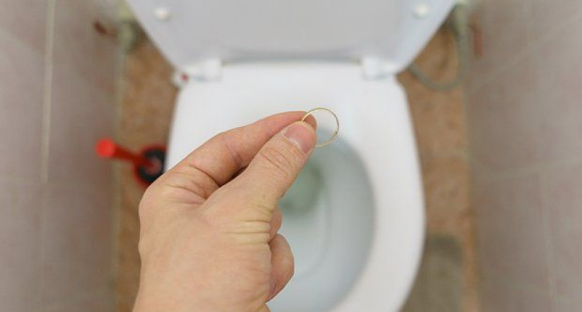 Молодой «домушник» на Камчатке украл золото и выбросил его в унитаз