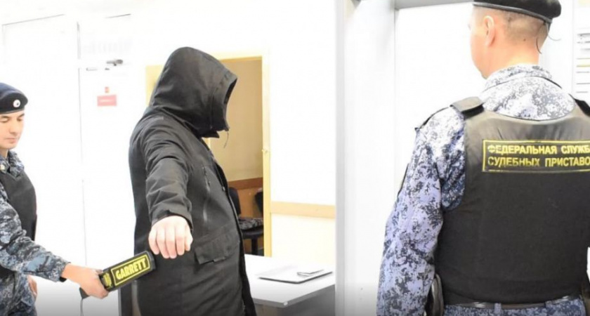  Арсенал «запрещенки» изъяли судебные приставы у входа в зал заседаний