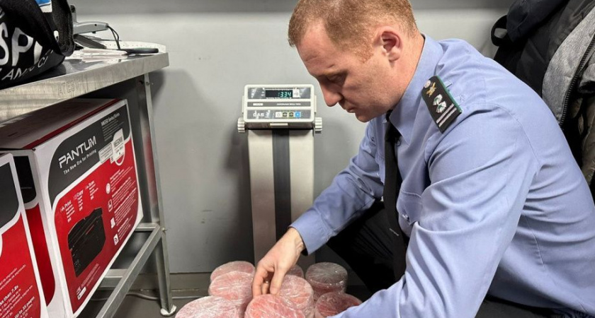 Авиапассажиры увозят икру с Камчатки банками и ведрами