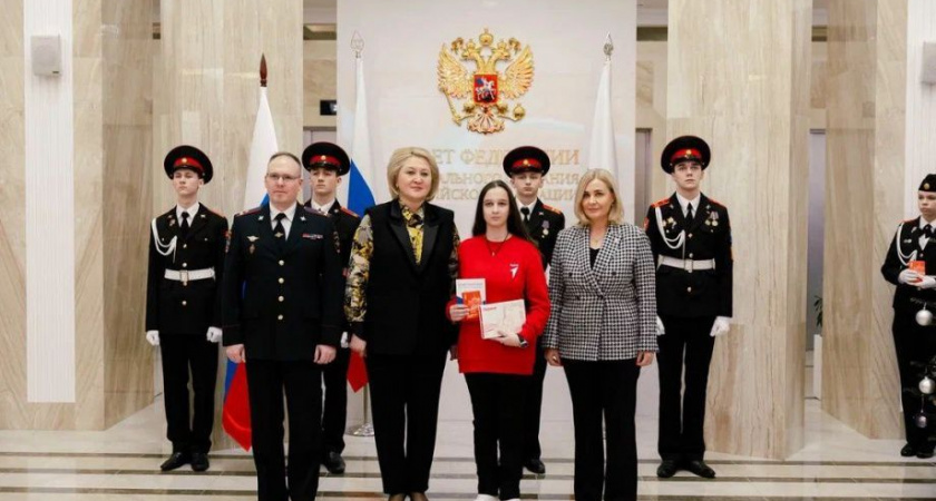 Камчатская школьница слетала в Москву за паспортом