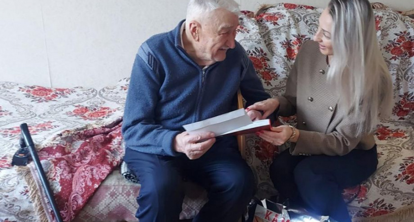 Борис Невзоров поздравил подшефного ветерана с Новым годом