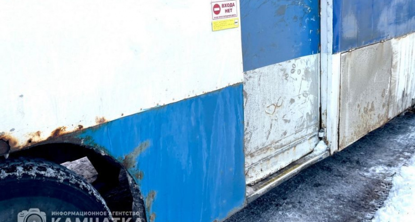 Водители автобусов на Камчатке получили штраф за болтовню по телефону