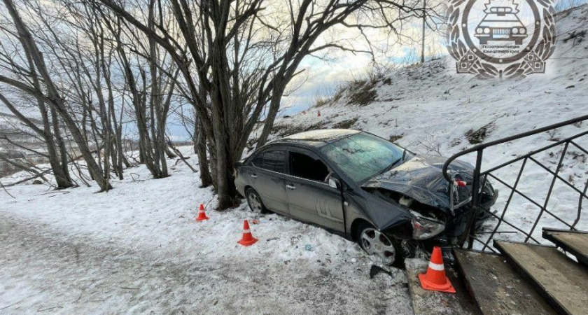 Автомобиль улетел в обрыв на Камчатке