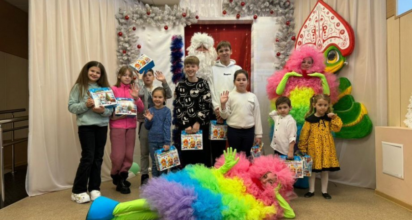 Рождественские подарки вручили детям из семей бойцов СВО в поселке Термальном на Камчатке