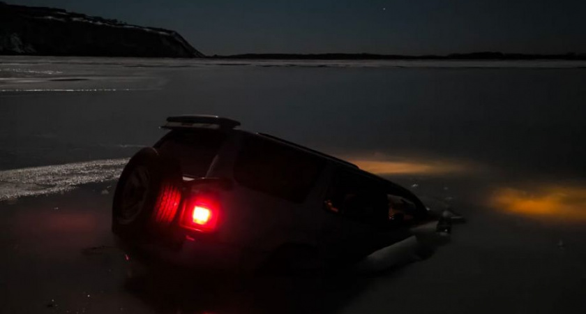 Владелец внедорожника провалился под лёд вместе с машиной на озере Приливное