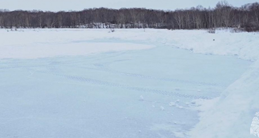 Все на коньки! — сотрудники МЧС проверили лёд на озере Светлое в Камчатском крае
