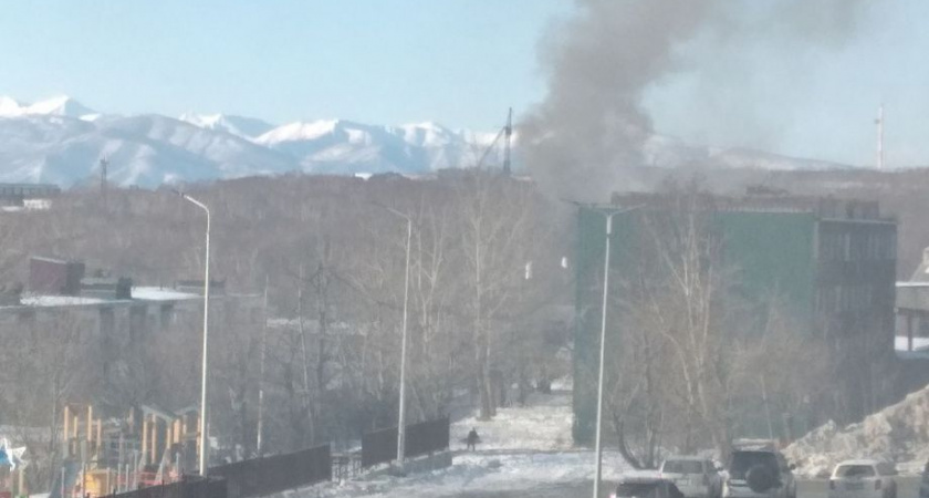 При тушении пожара в общежитии в столице Камчатки пришлось спасать людей