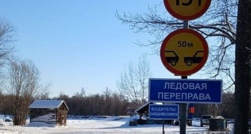 Лед на переправе через реку Камчатка на дороге Атласово-Лазо стал толще