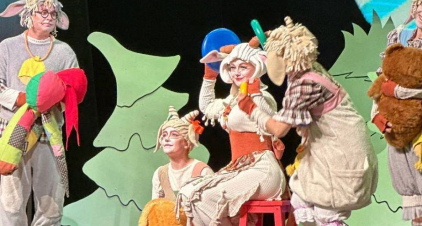 В Вилючинске семьи военнослужащих, участвующих в СВО, побывали на мюзикле «Волк и семеро козлят»