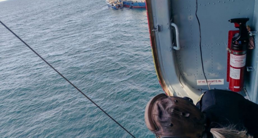 Камчатские спасатели десантировались на судно в Охотском море, чтобы выручить моряка