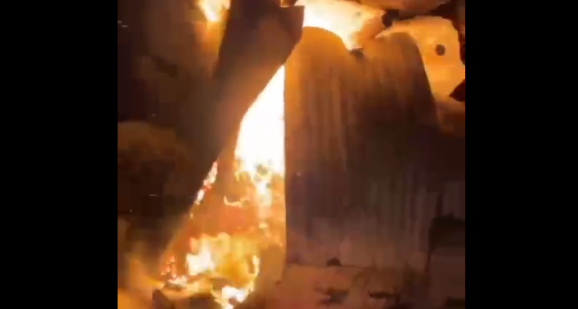 Большой пожар в столице Камчатки тушили три подразделения МЧС и военные