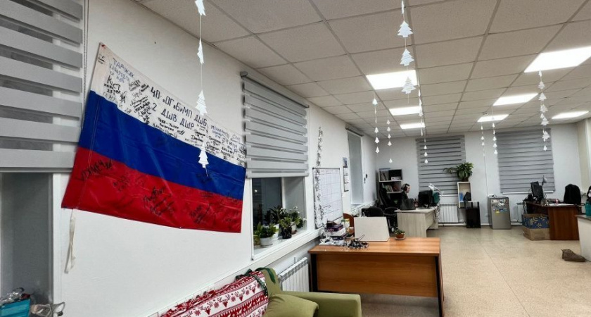 Флаг с подписями бойцов СВО разместился в редакции информагентства "Камчатка"