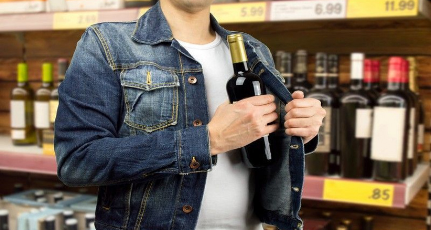 На Камчатке молодой рецидивист обокрал алкомаркет на 5 тысяч рублей