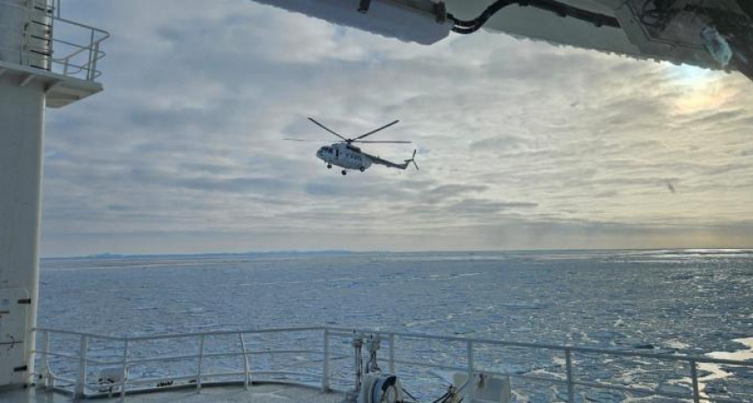 Камчатские авиаторы «десантировали» на борт корабля систему спутниковой связи