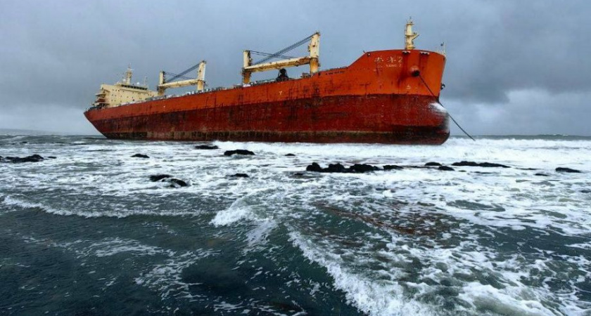 ЧС на Сахалине объявлено из-за севшего на мель судна из КНР с нефтепродуктами 
