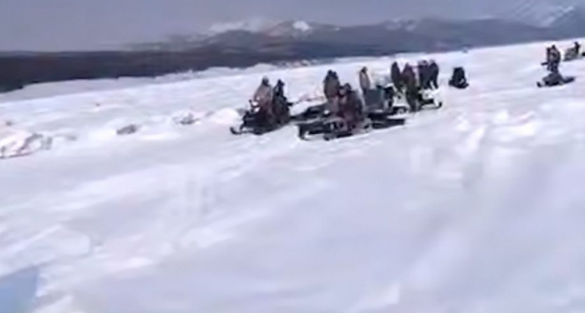 Сахалинские рыбаки дрейфуют на льдине