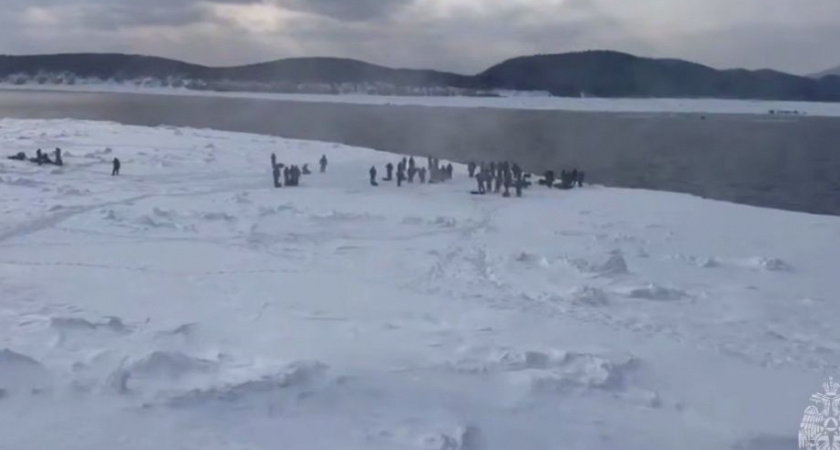 Рыбаки-отказники дрейфуют в Охотском море