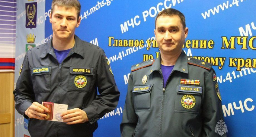 Камчатских пожарных наградили медалями за спасение людей из огня