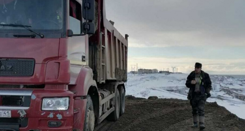 Проезд по Октябрьской косе, на западе Камчатки, снова закрыли