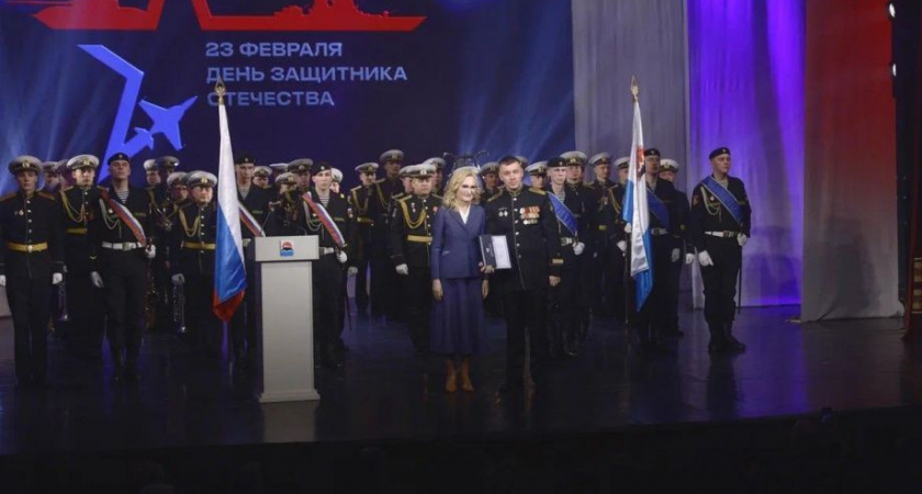 Ирина Яровая вручила памятные подарки участникам СВО  