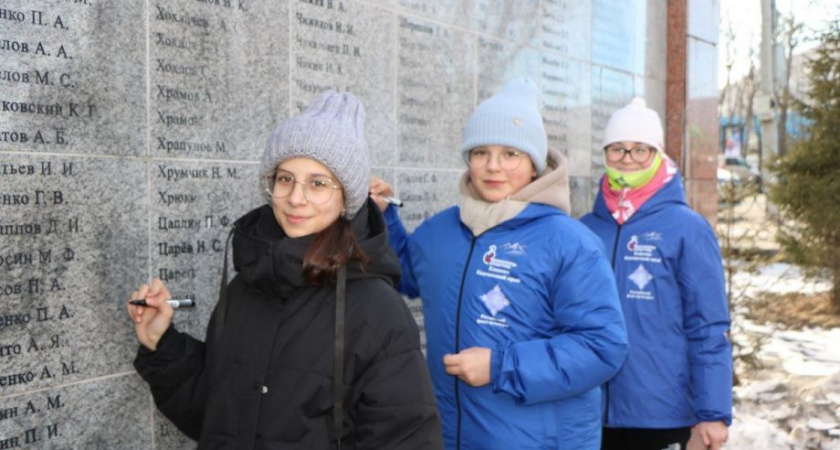 На Камчатке волонтеры привели в порядок памятник участникам Великой Отечественной войны