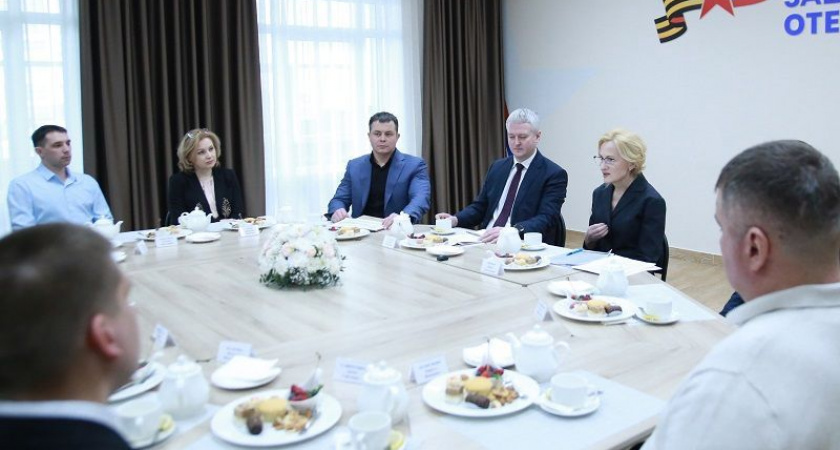 Владимир Солодов и Ирина Яровая провели встречу с участниками СВО