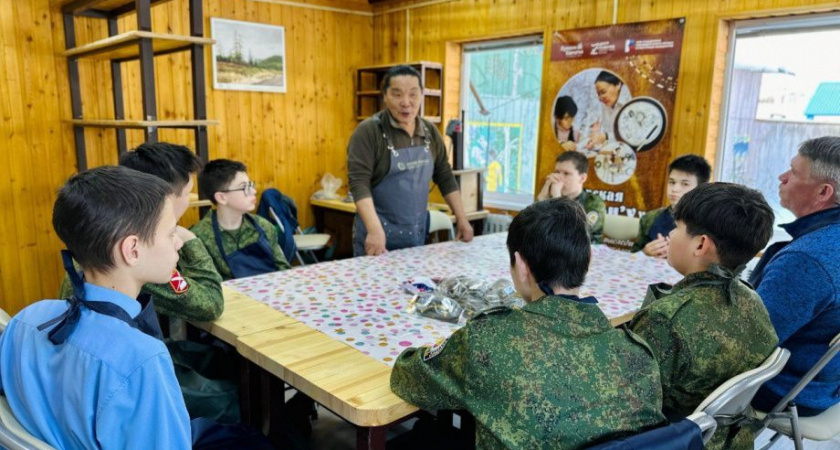 Мастер-класс  резьбы по кости  провели для подростков из Быстринской школы
