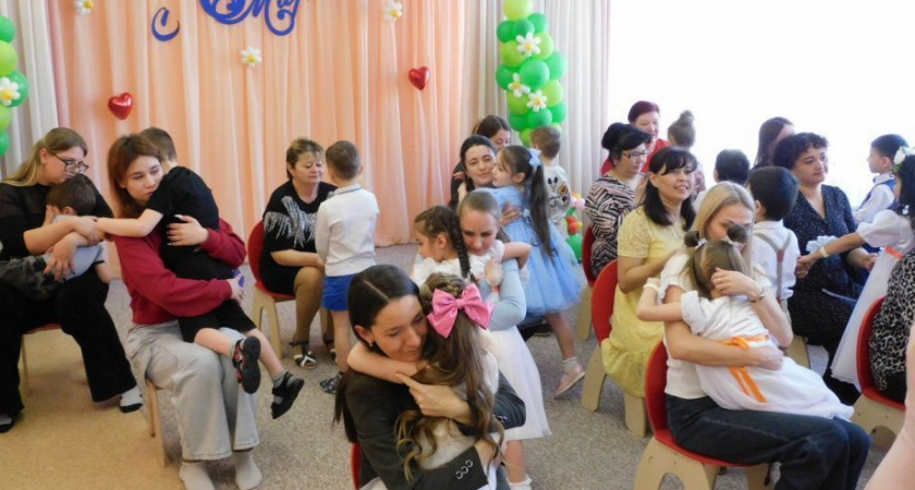 Малыши Петропавловска-Камчатского поздравляют мам и бабушек с 8 марта