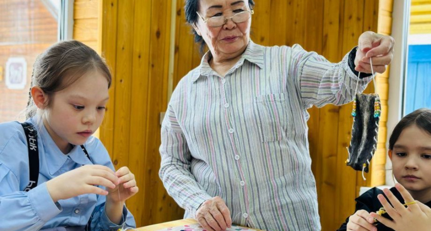Эвенские традиции: мастер-класс по обработке камуса  для школьников Анавгая