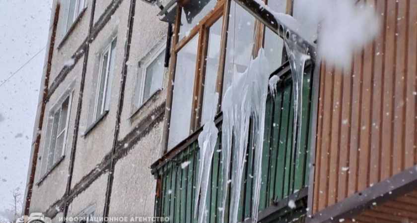 Жителей Камчатки предупредили об угрозе сосулек и наледи