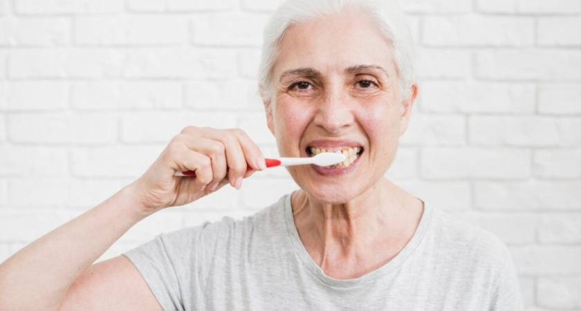Камчатские медики рассказали об уходе за зубами после 60 лет