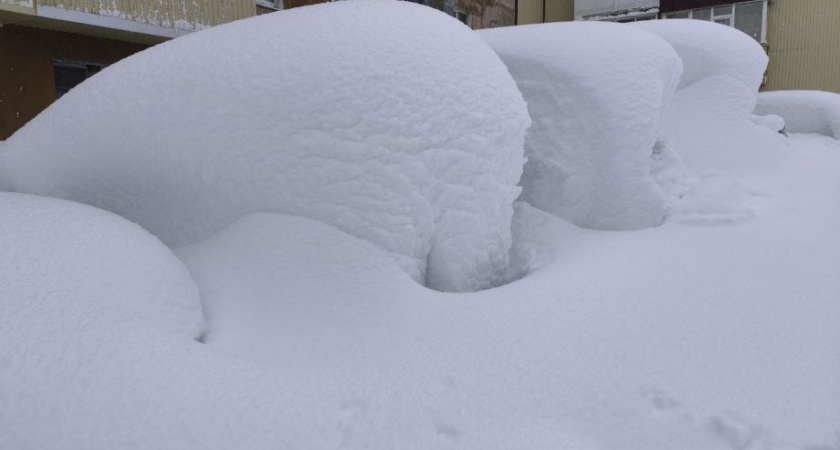 Сугробы во дворах стали главной проблемой управляющих компании 