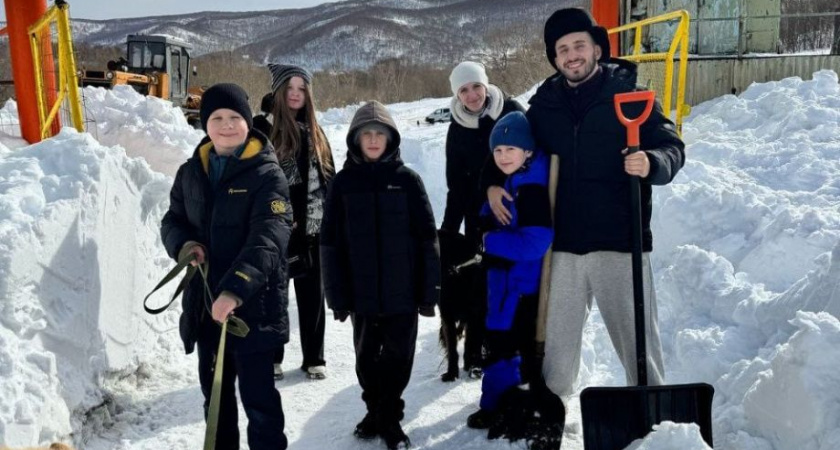 Приют для животных очистили от снега камчатские благотворители