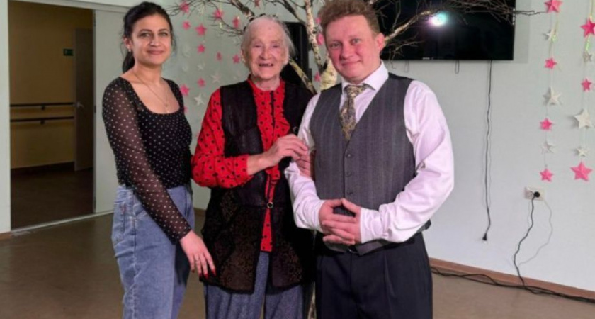 Литературный моноспектакль «Есенин. Без вранья» показали для жителей паратунского дома-интерната