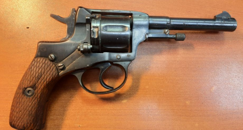 На Камчатке поймали мастера-коноплевода с наганом