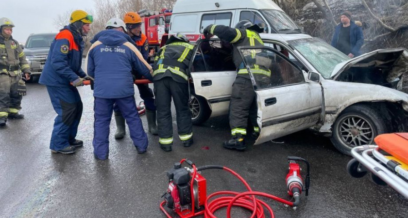 Два человека пострадали при столкновении автомобиля и  автобуса  на Камчатке