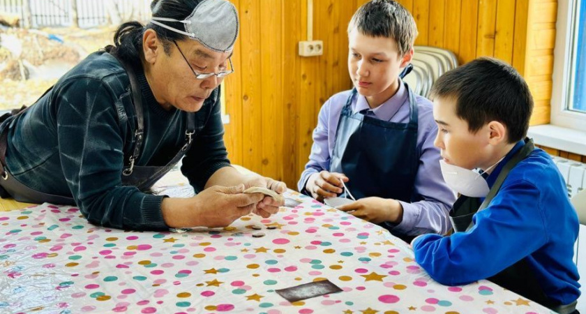 Юные мастера Камчатки осваивают искусство резьбы по кости  