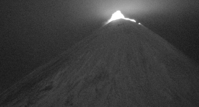 Ключевская сопка «засветилась» оранжевым