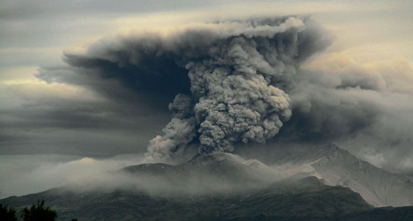Пепловой выброс вулкана Безымянный достиг высоты 9 км