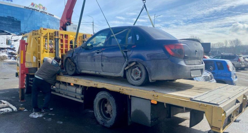 Приставы на Камчатке арестовали машины фирмы по услугам такси 