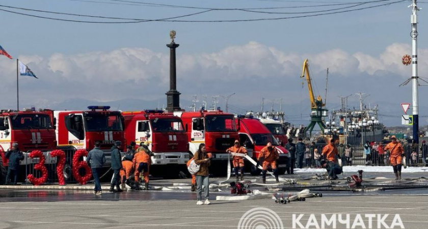 День пожарной охраны на Камчатке отмечают вальсом тяжелых машин и шоу поющих фонтанов