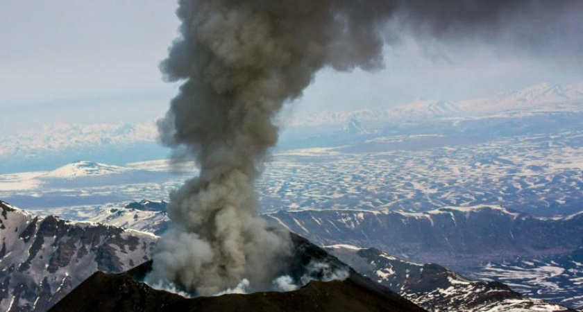 Вулкан Карымский тоже плюётся пеплом