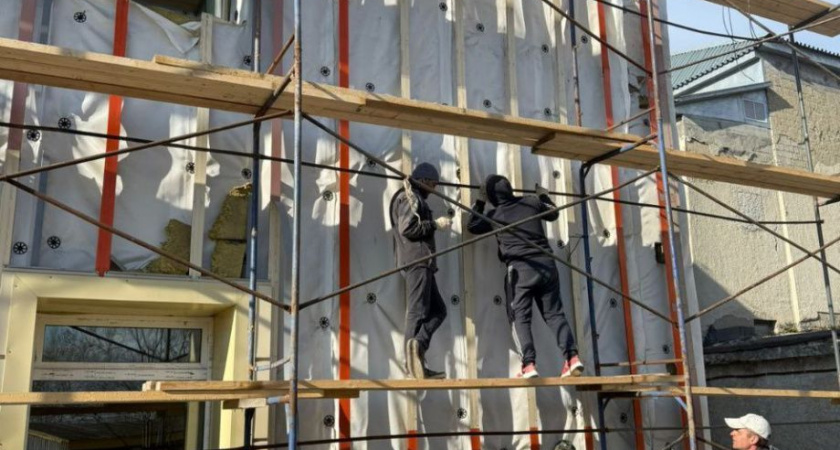 В Палане продолжают реконструкцию школы искусств