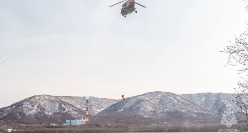 Спасатели Камчатки отработали навыки беспарашютного десантирования  