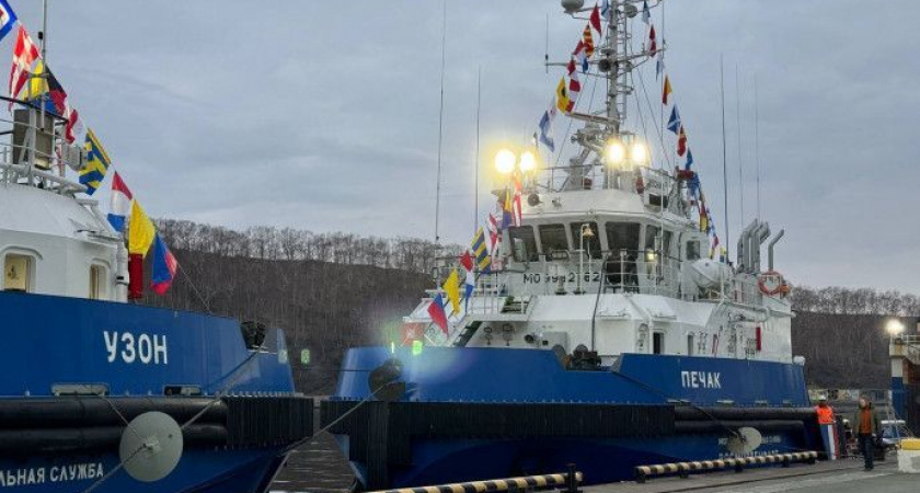 На буксирах-спасателях «Узон» и «Печак» подняли флаги России
