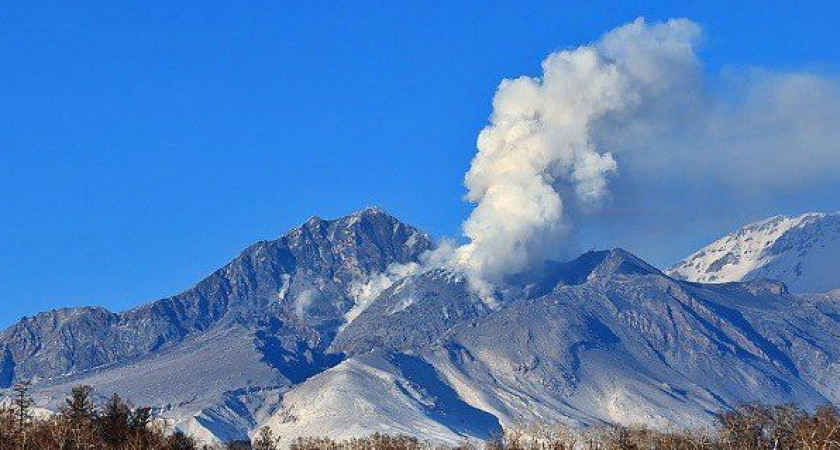 Вулкан Шивелуч выбросил столб пепла на 8 километров