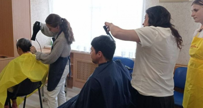 Камчатские студентки бесплатно подстригли подопечных психоневрологического интерната