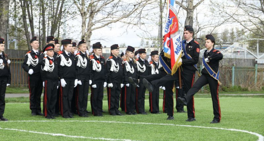 В Елизовской школе № 2 состоялось прощание старших кадетов со знаменем