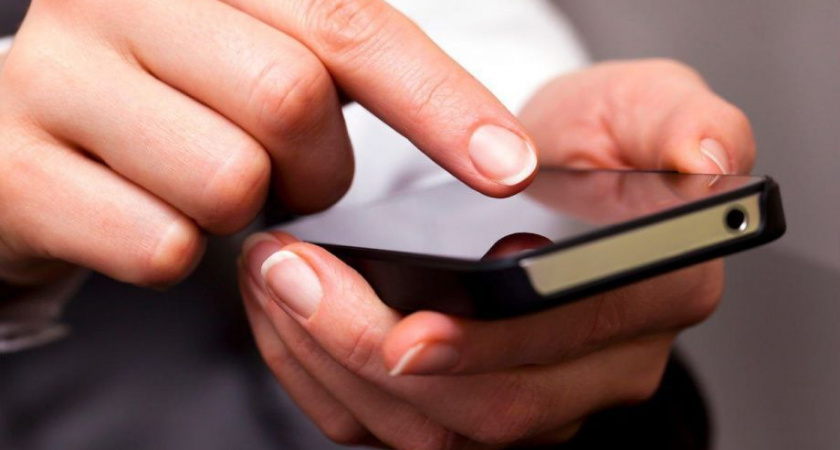 На Камчатке женщина обокрала пенсионера через его же телефон