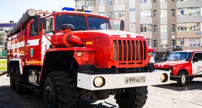 На Камчатке спасатели отработали эвакуацию при пожаре из 12-этажного дома